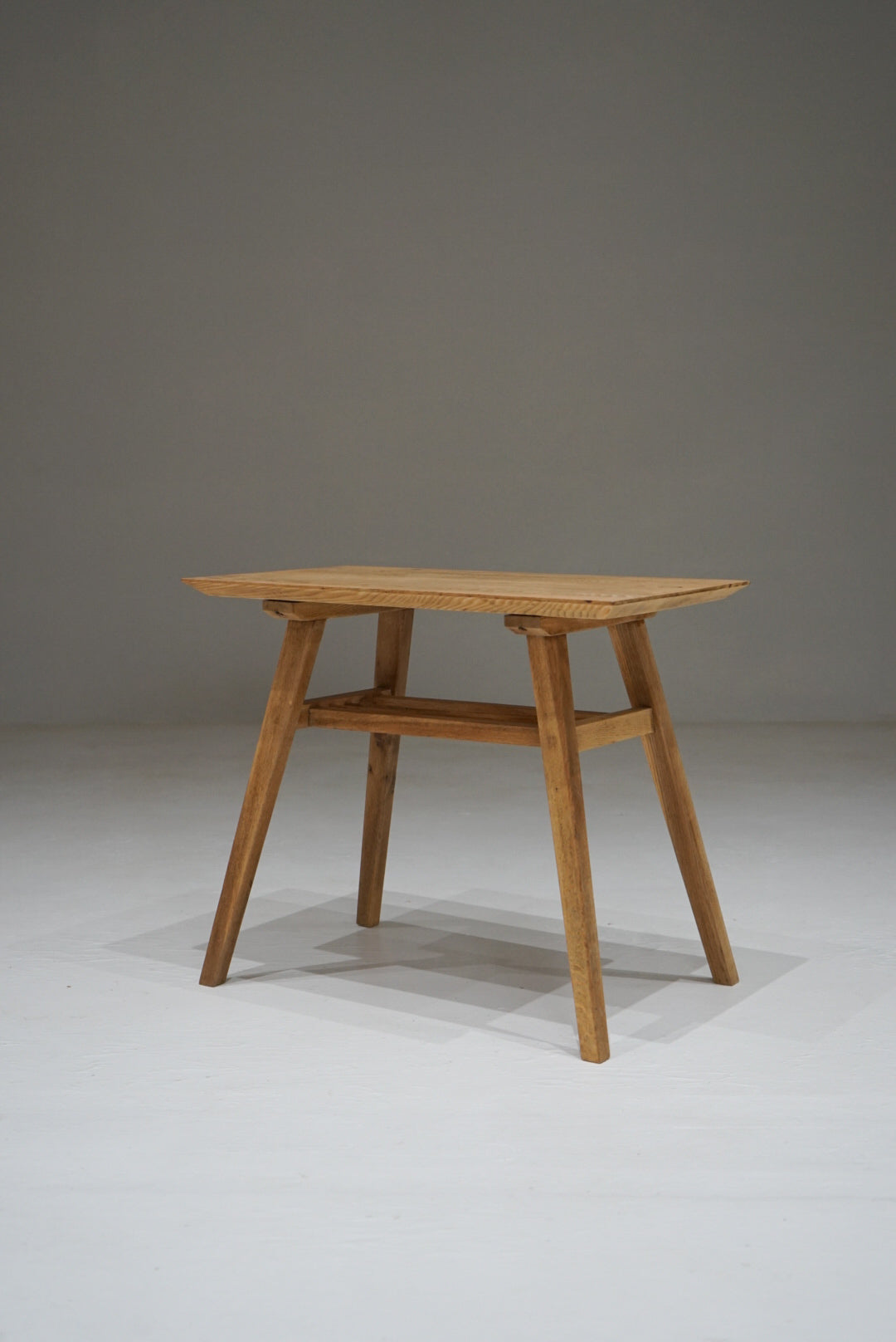 サイドテーブル