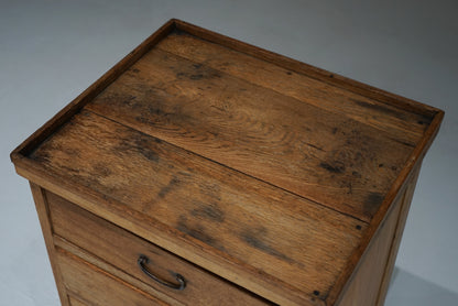 脚付きチェスト