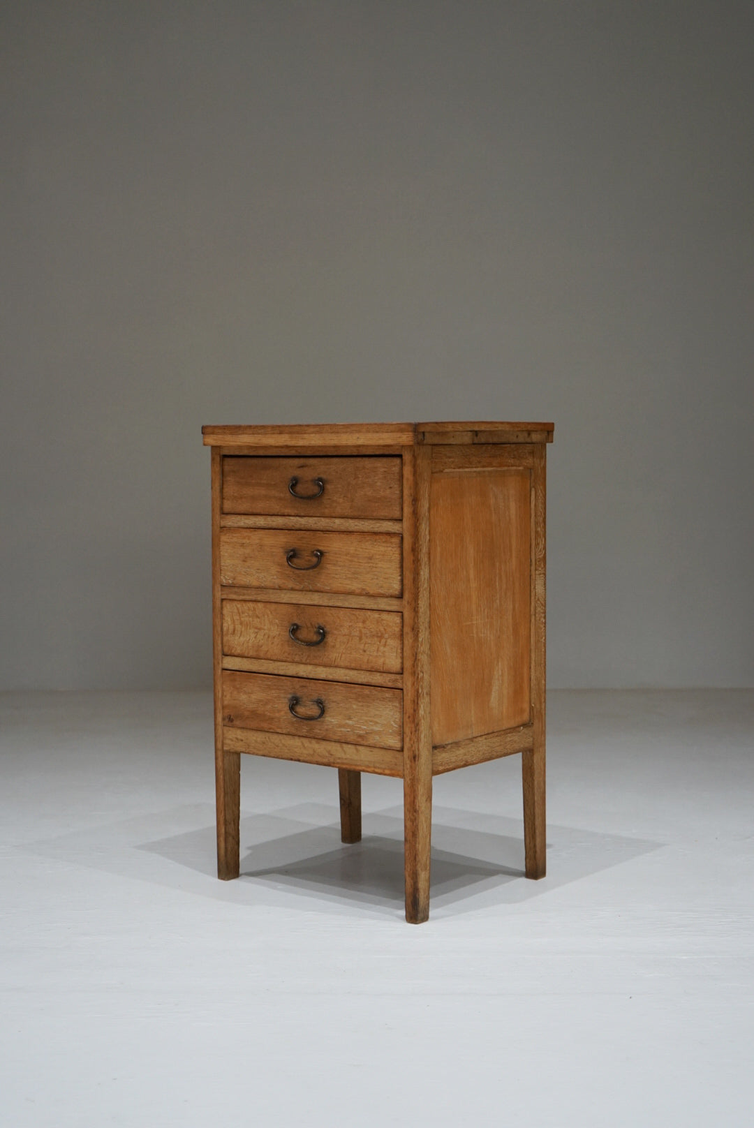 脚付きチェスト