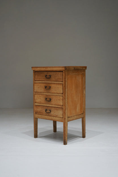 脚付きチェスト