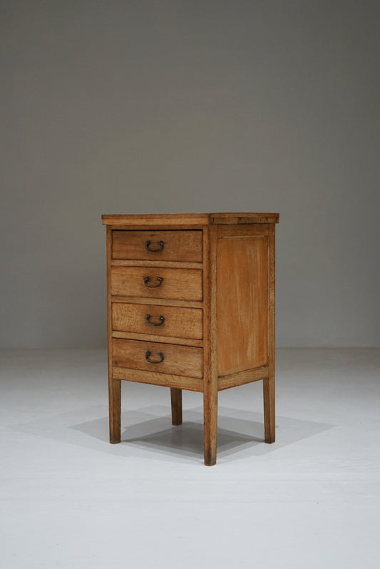 脚付きチェスト