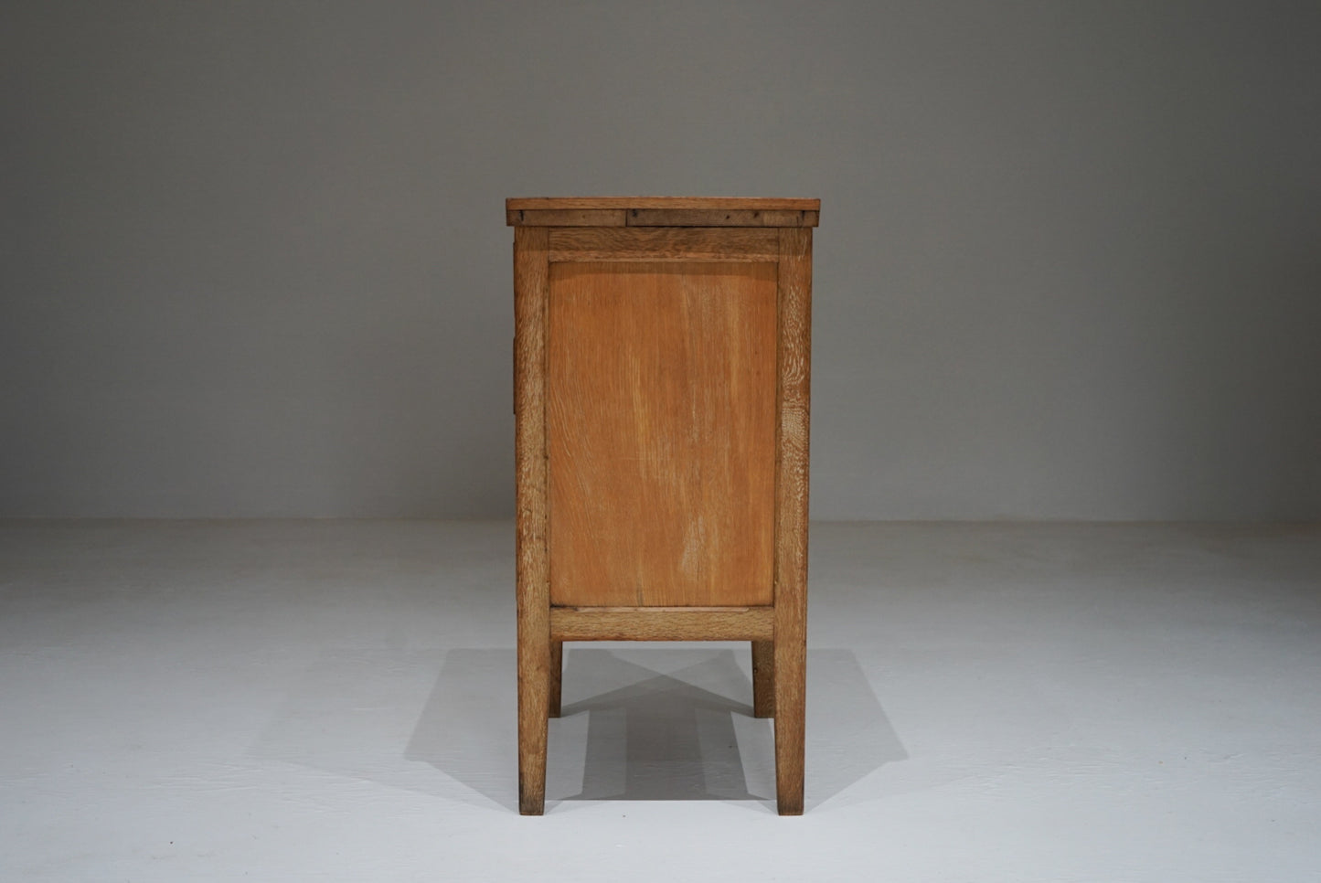 脚付きチェスト