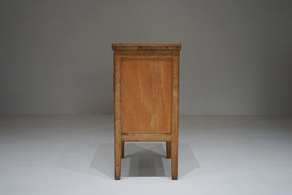 脚付きチェスト