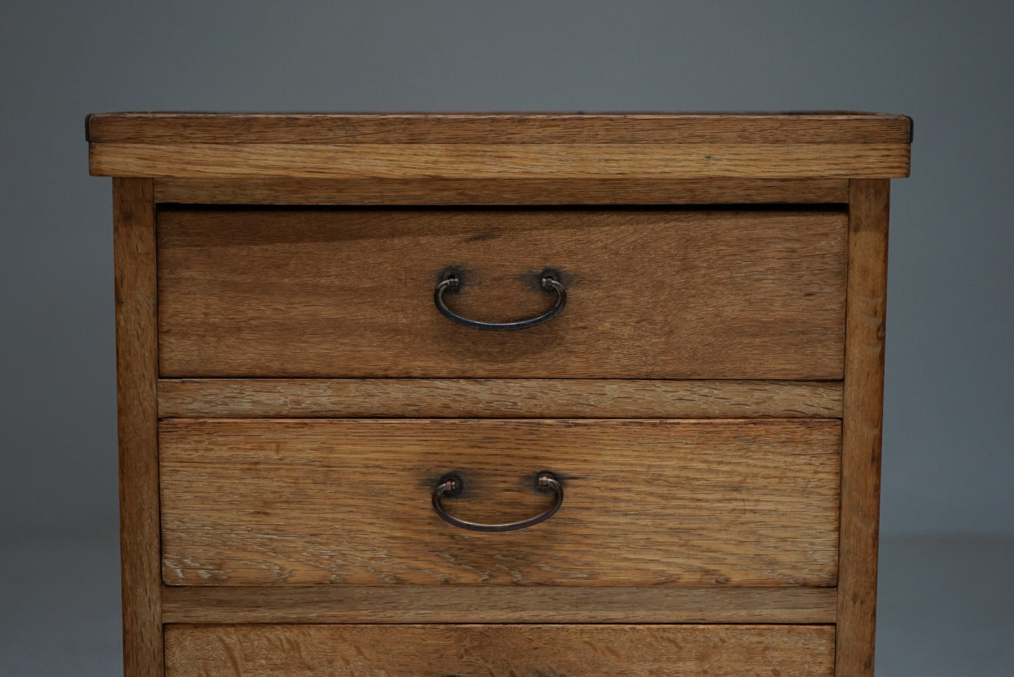 脚付きチェスト