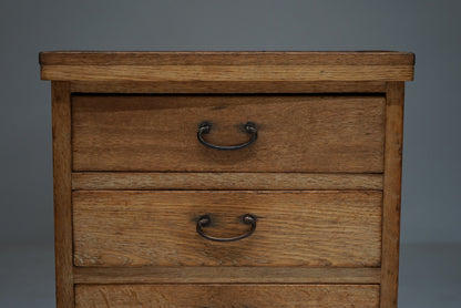 脚付きチェスト