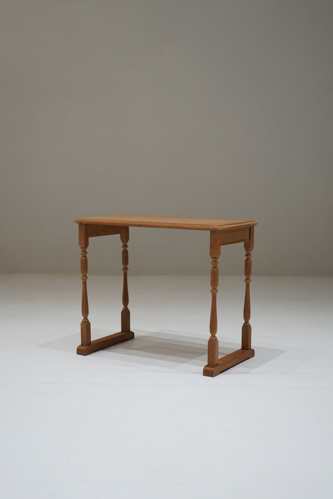 サイドテーブル