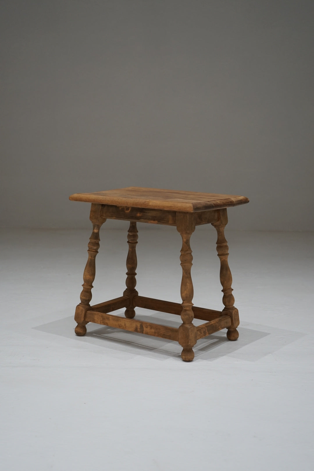 サイドテーブル