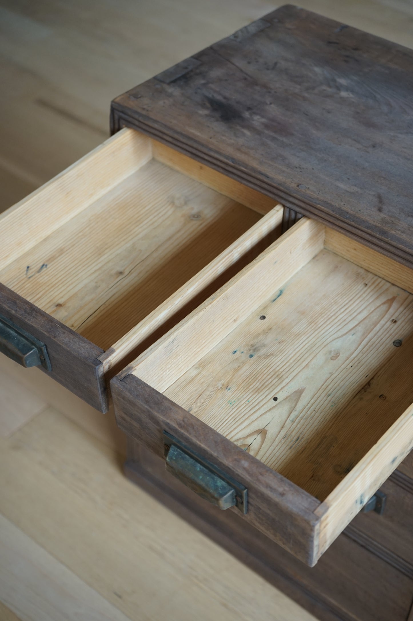 9-drawer storage chest