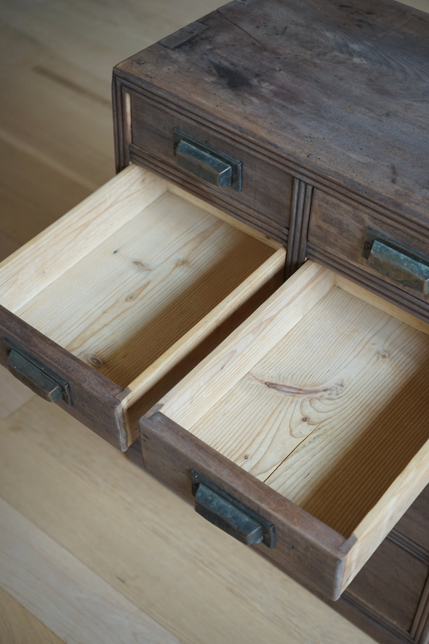 9-drawer storage chest