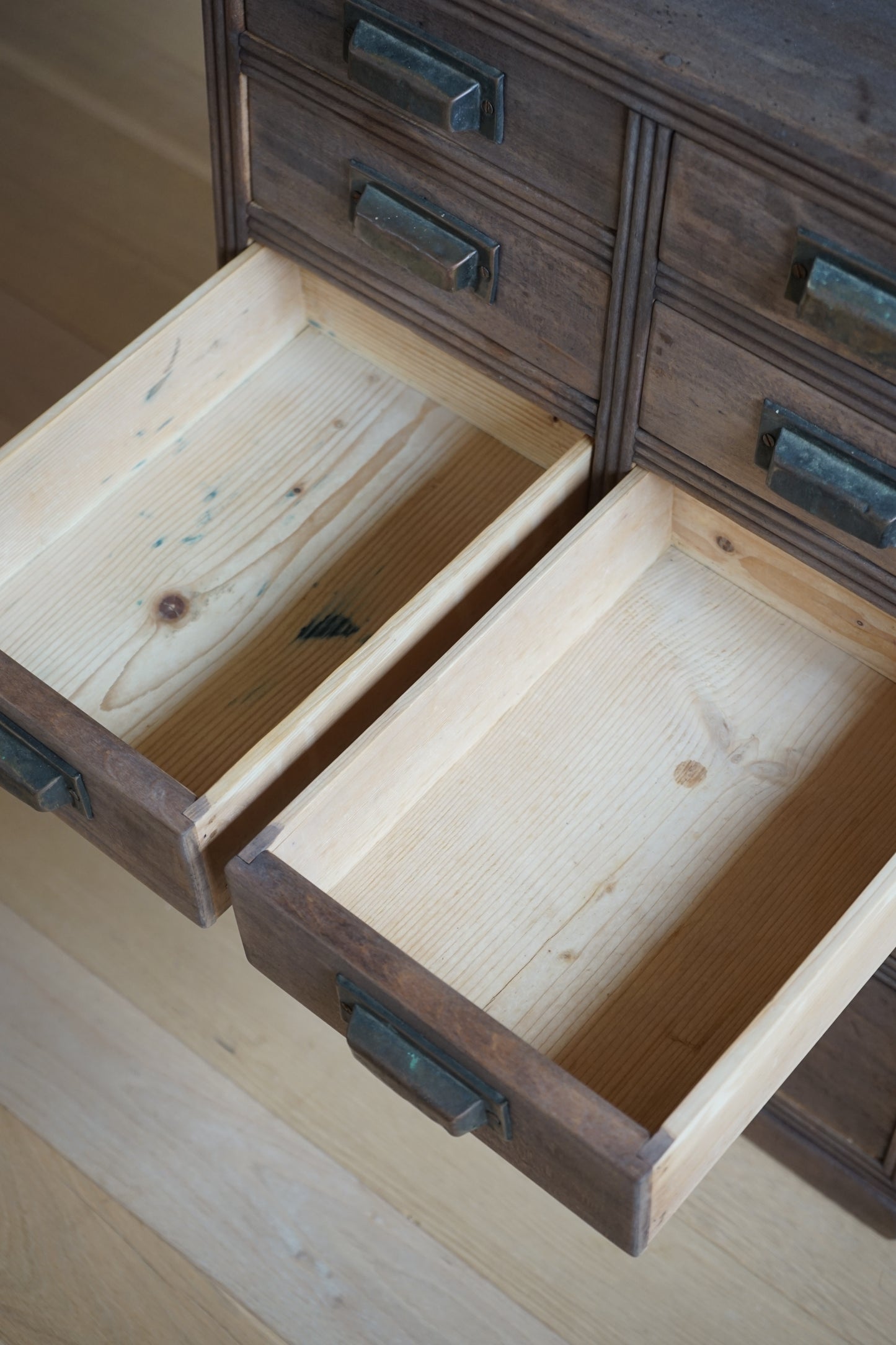 9-drawer storage chest