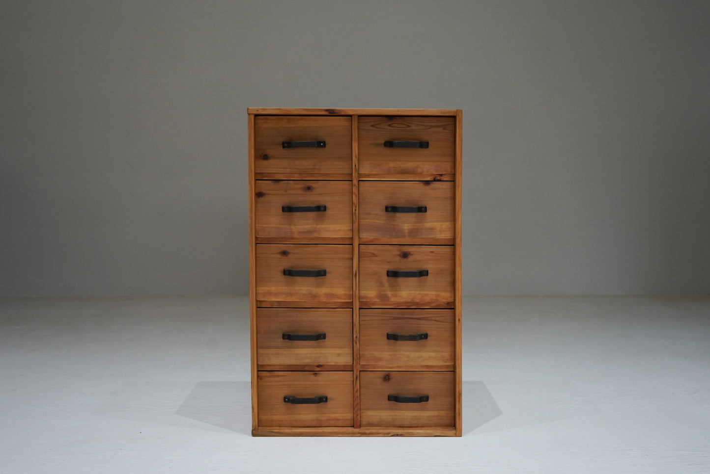 引き出し10杯の収納棚