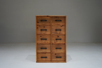 引き出し10杯の収納棚