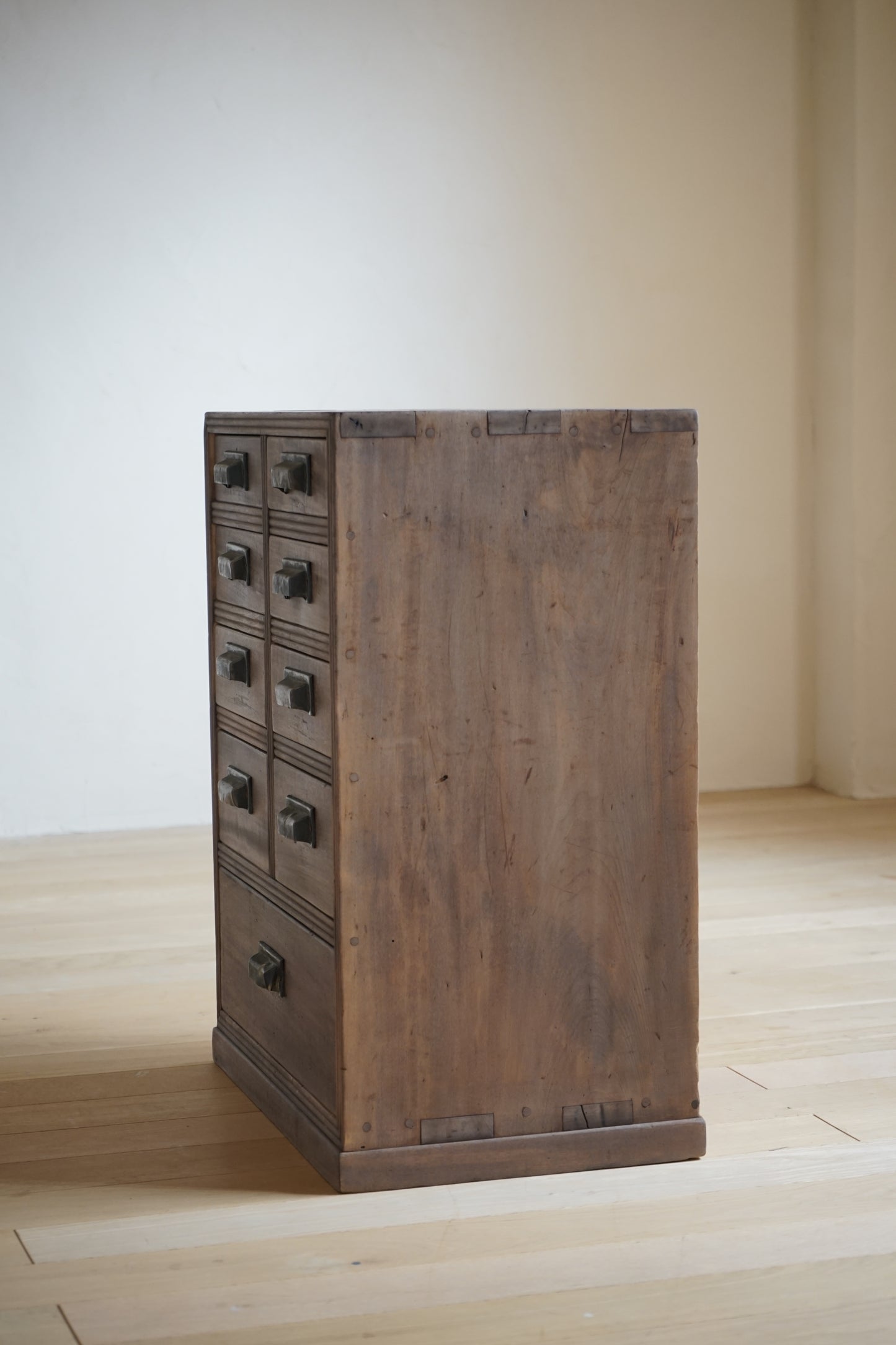9-drawer storage chest