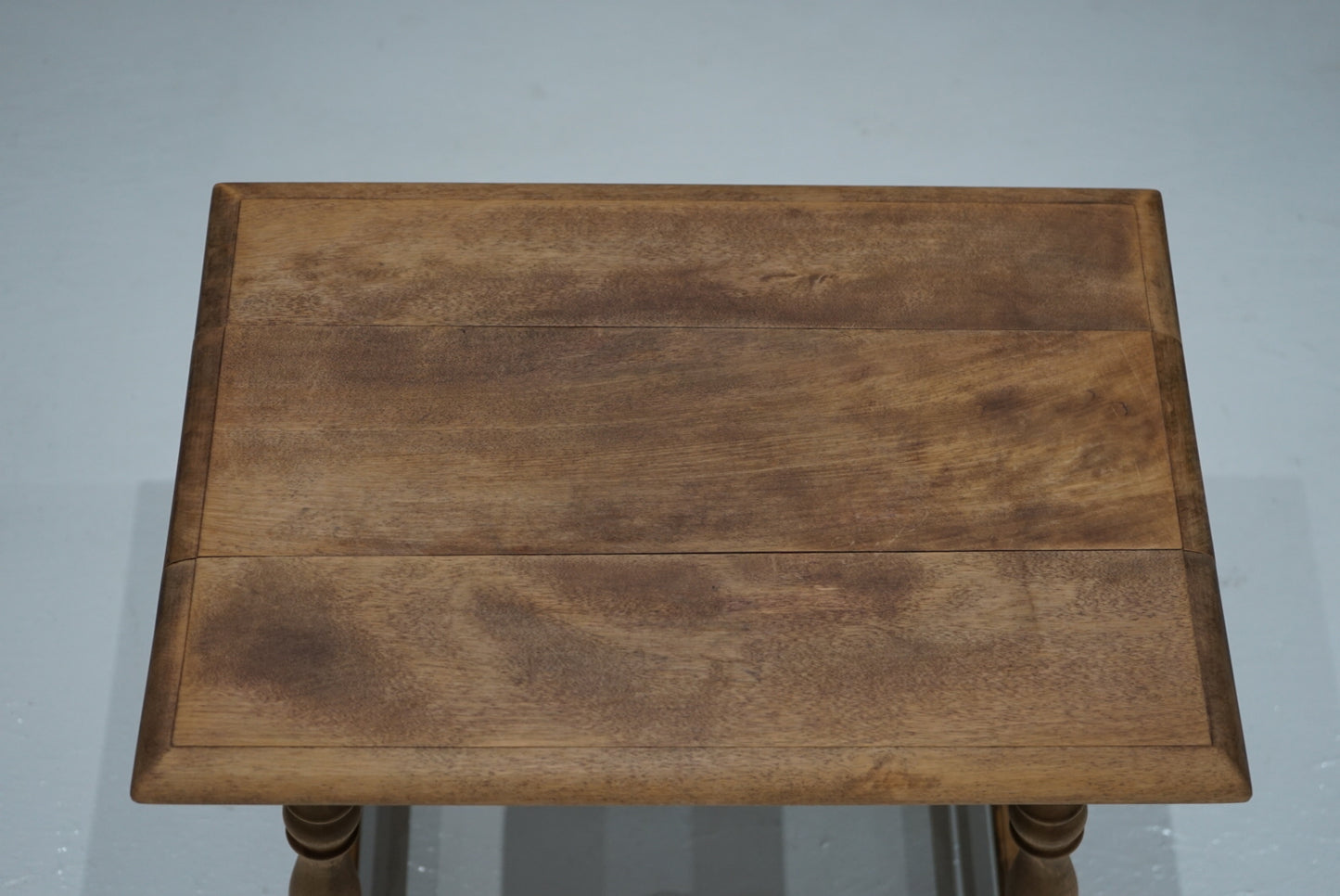 サイドテーブル