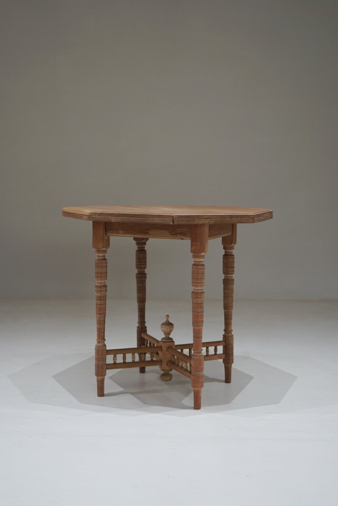 オクタゴンテーブル