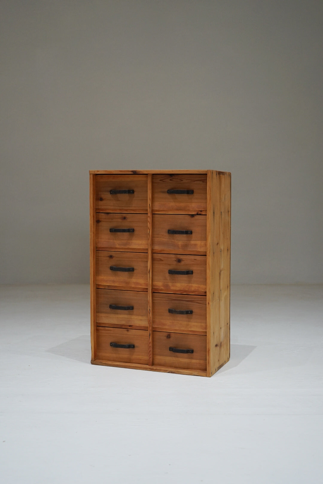 引き出し10杯の収納棚