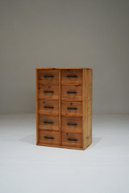 引き出し10杯の収納棚