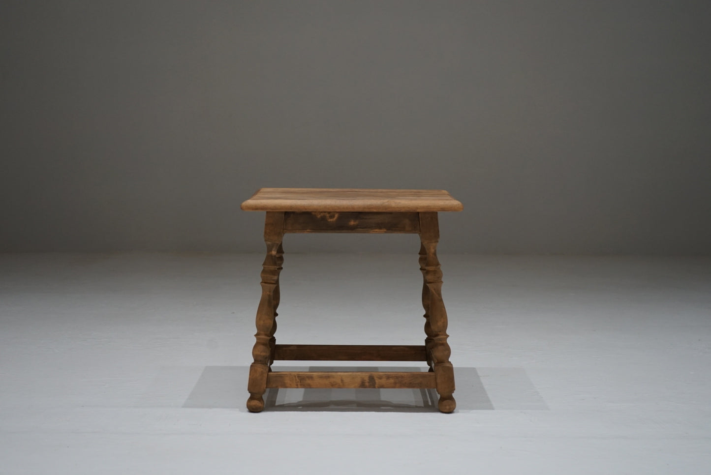 サイドテーブル