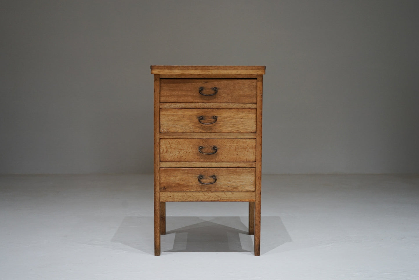 脚付きチェスト