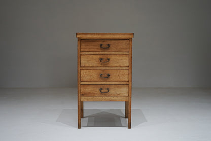 脚付きチェスト