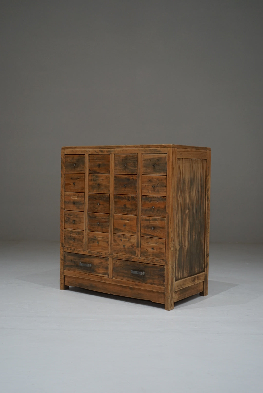 引き出し22杯の収納棚