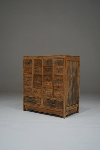 引き出し22杯の収納棚