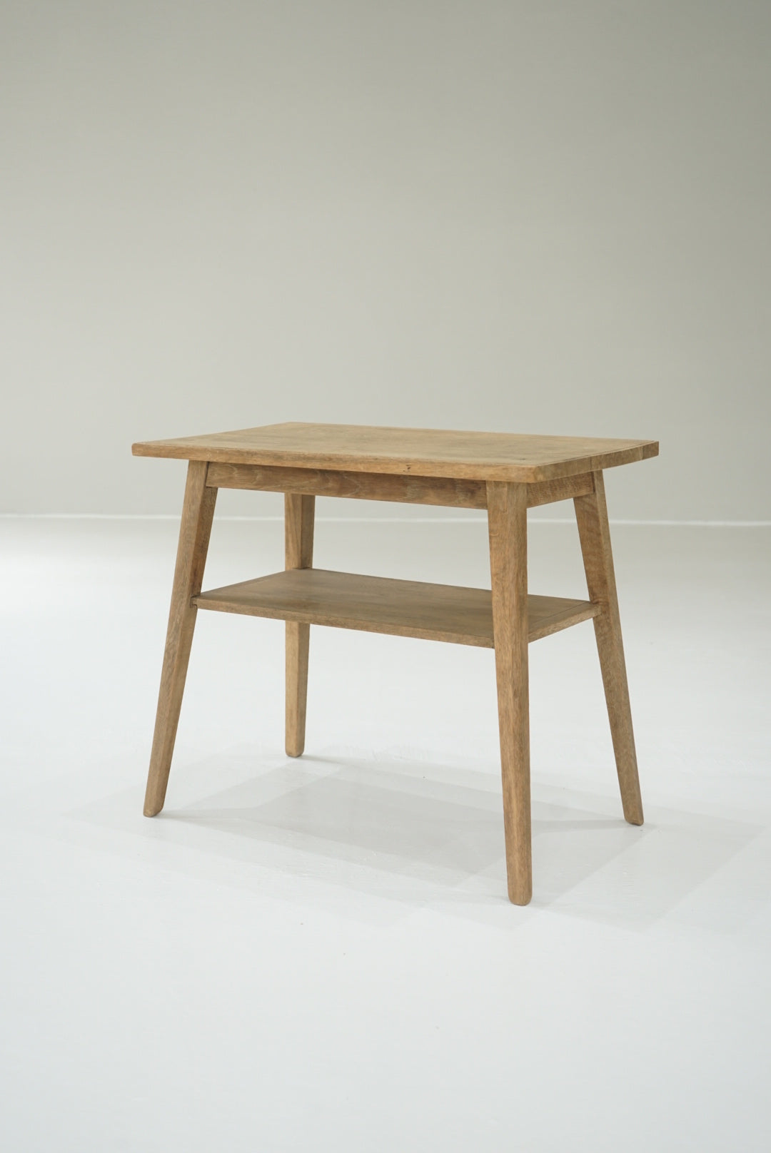 サイドテーブル