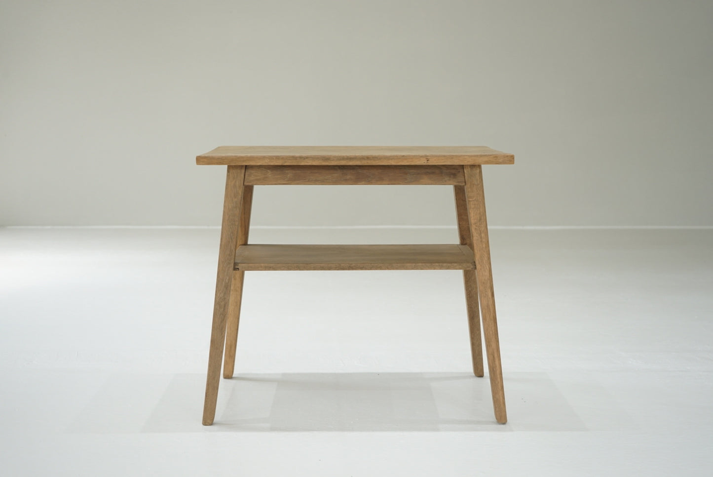 サイドテーブル