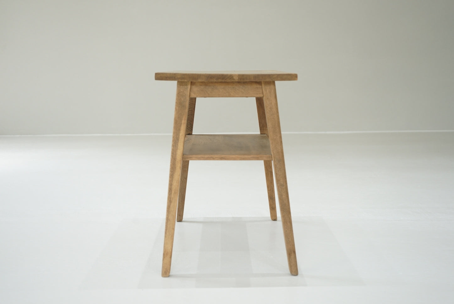 サイドテーブル