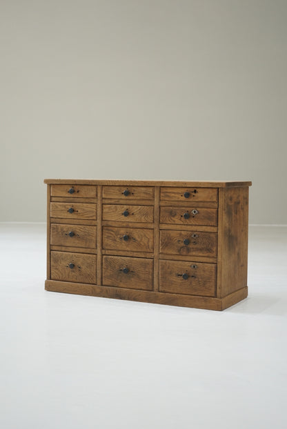 引き出し12杯の収納棚