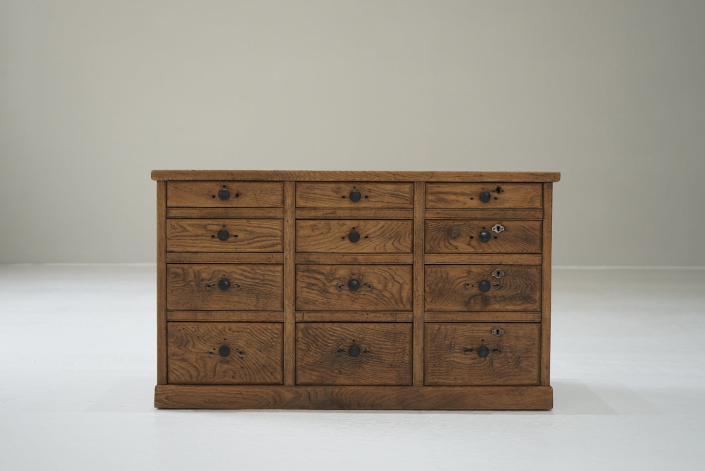 引き出し12杯の収納棚