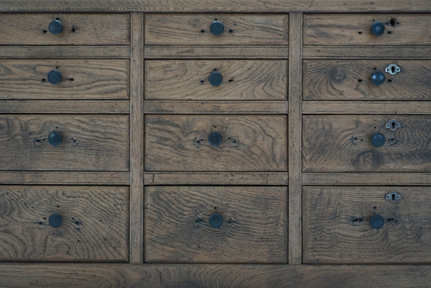 引き出し12杯の収納棚