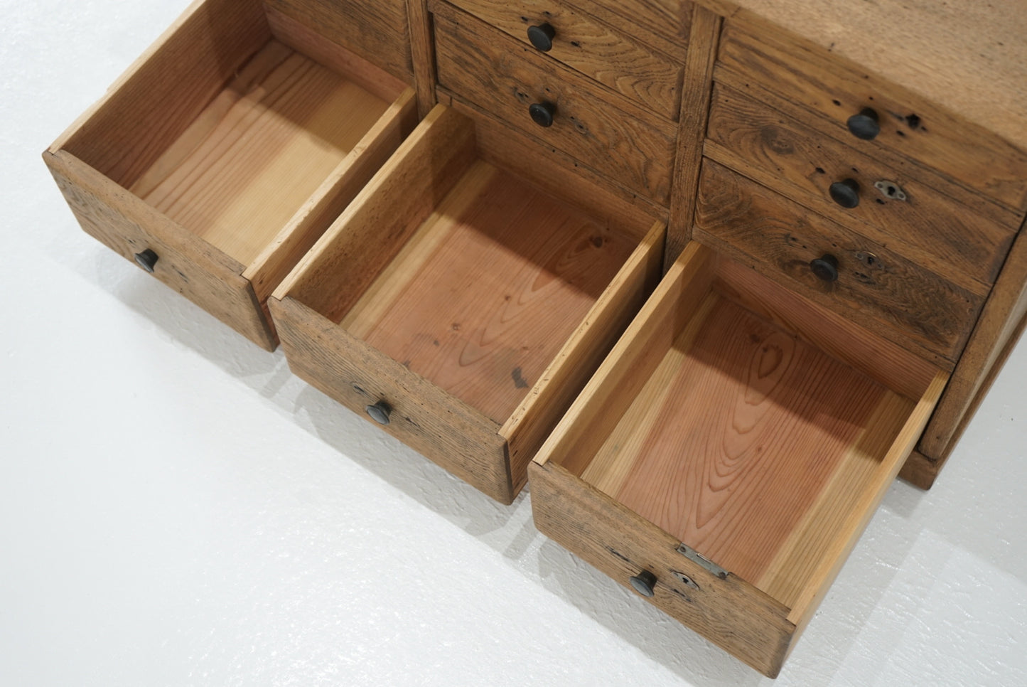 引き出し12杯の収納棚