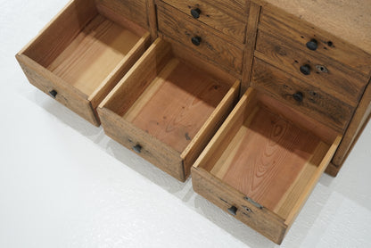 引き出し12杯の収納棚