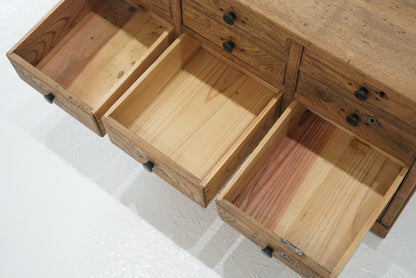 引き出し12杯の収納棚