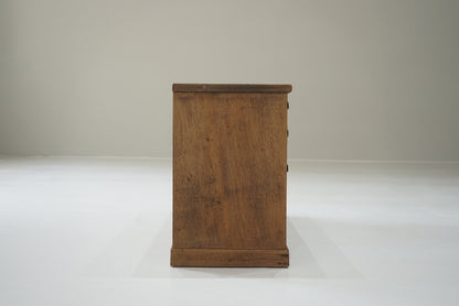 引き出し12杯の収納棚