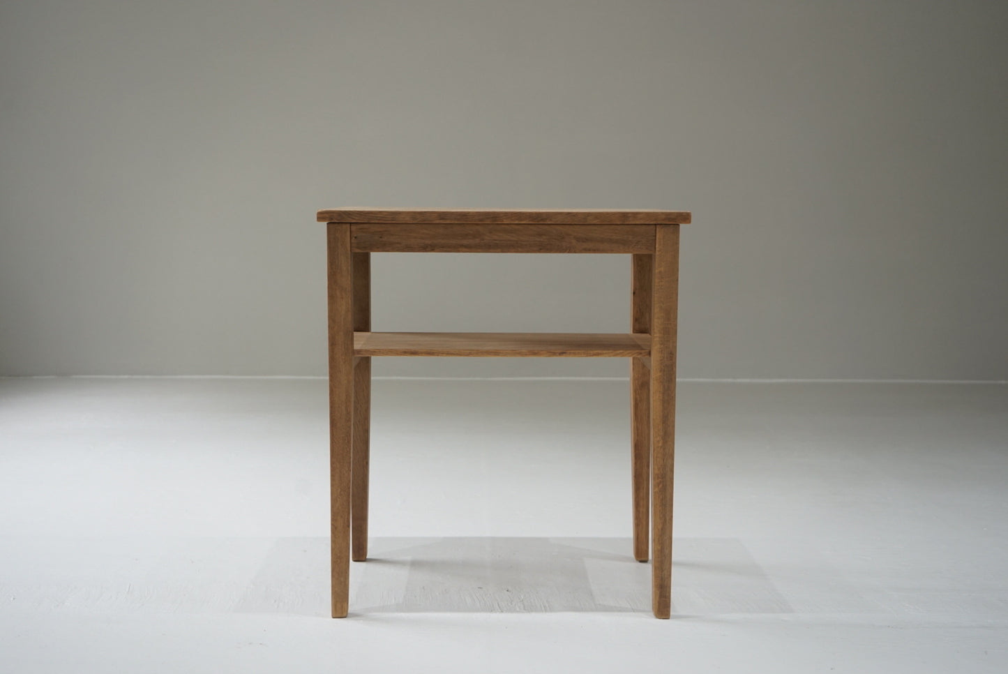 サイドテーブル