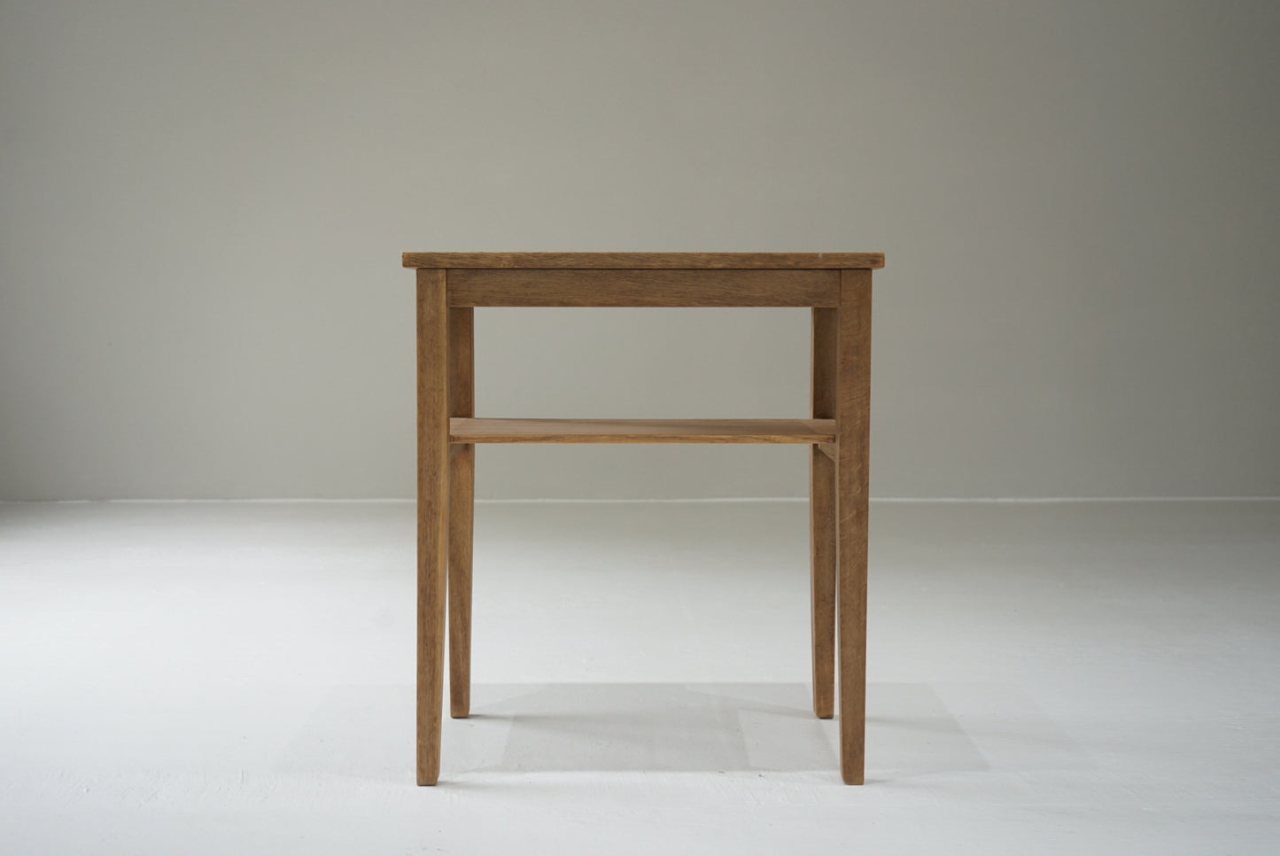 サイドテーブル