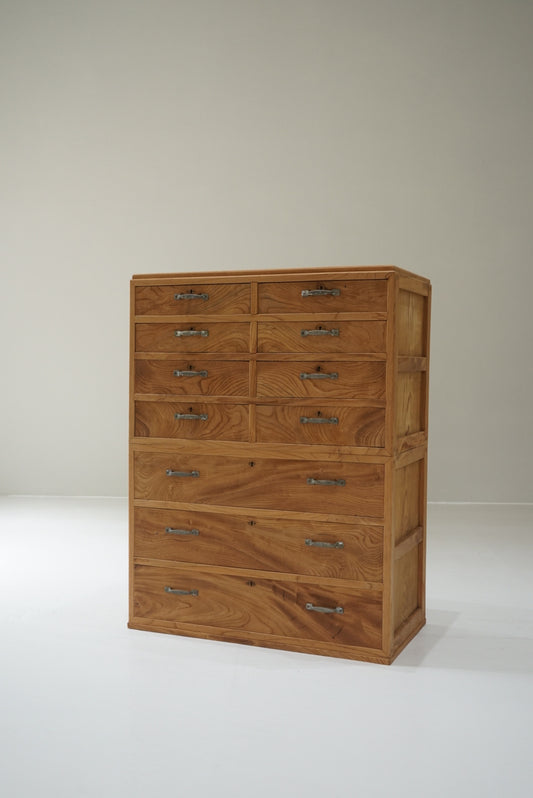 引き出し11杯の収納棚