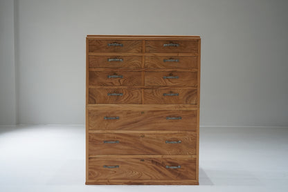 引き出し11杯の収納棚