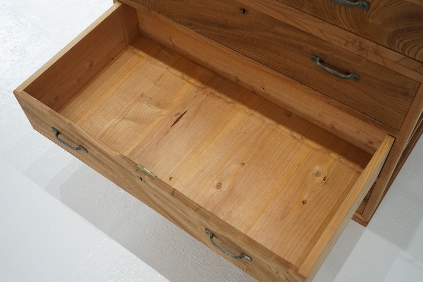 引き出し11杯の収納棚