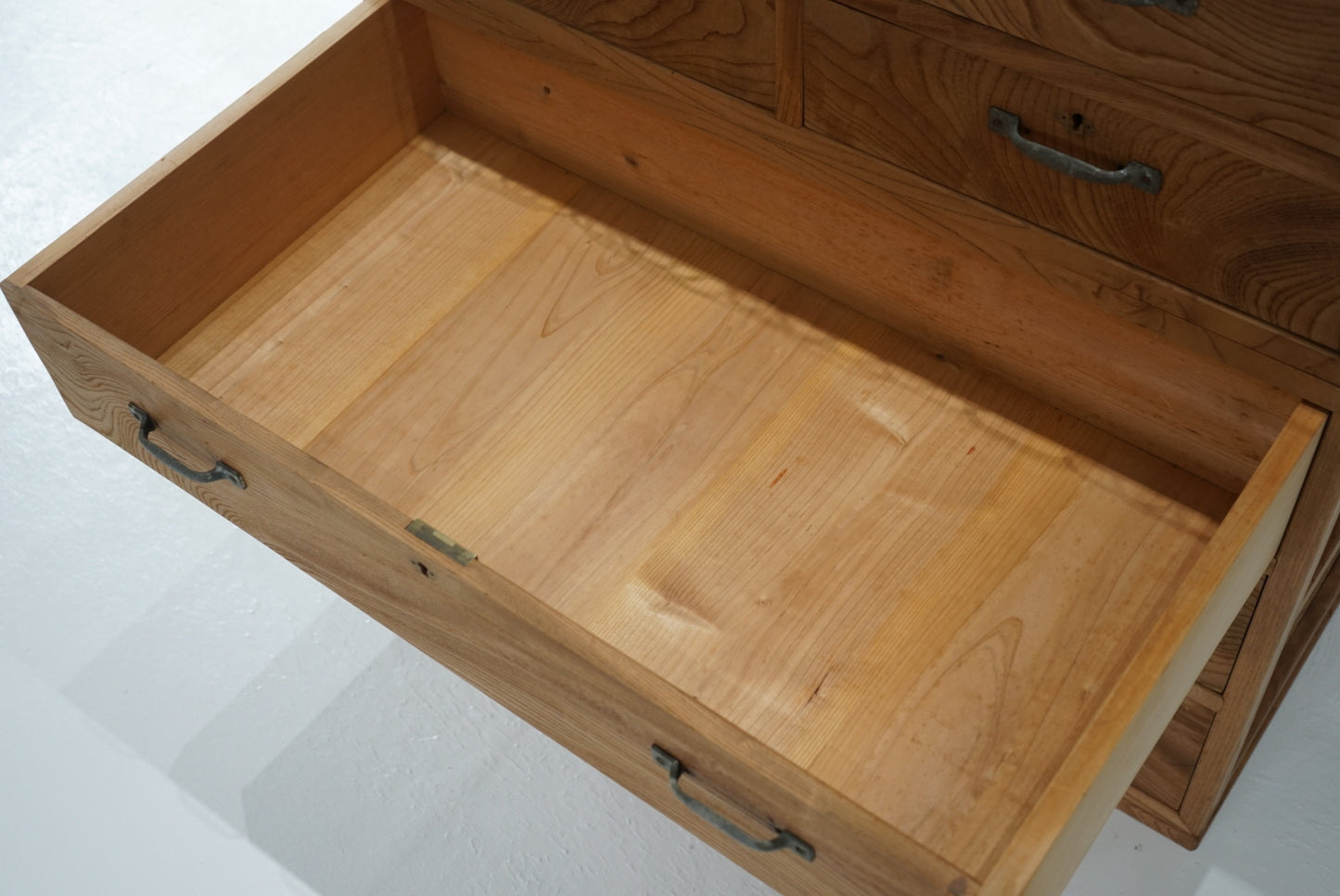 引き出し11杯の収納棚