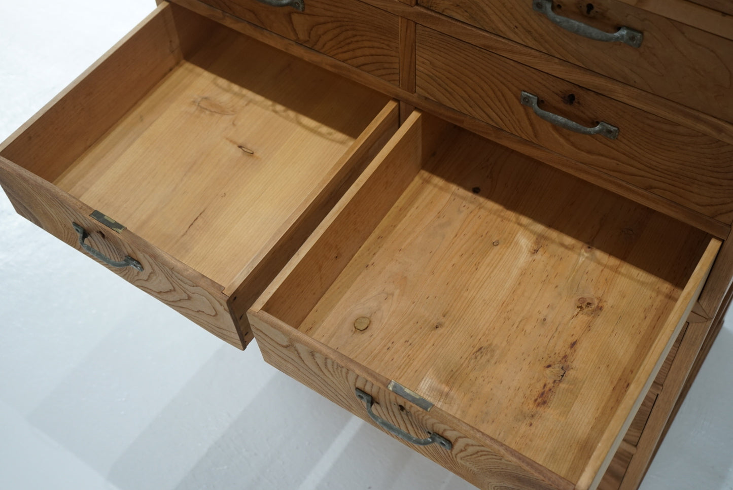 引き出し11杯の収納棚