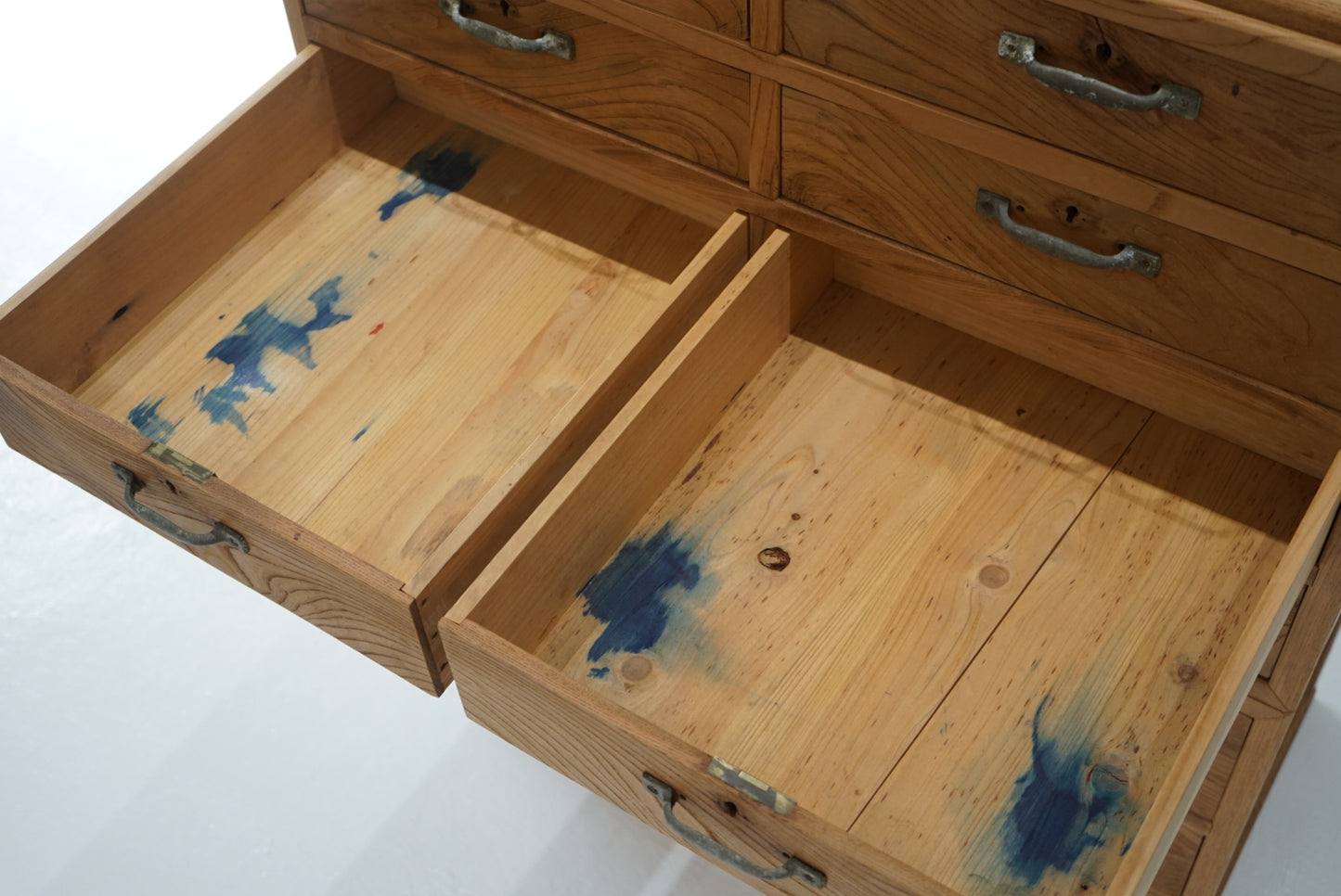 引き出し11杯の収納棚