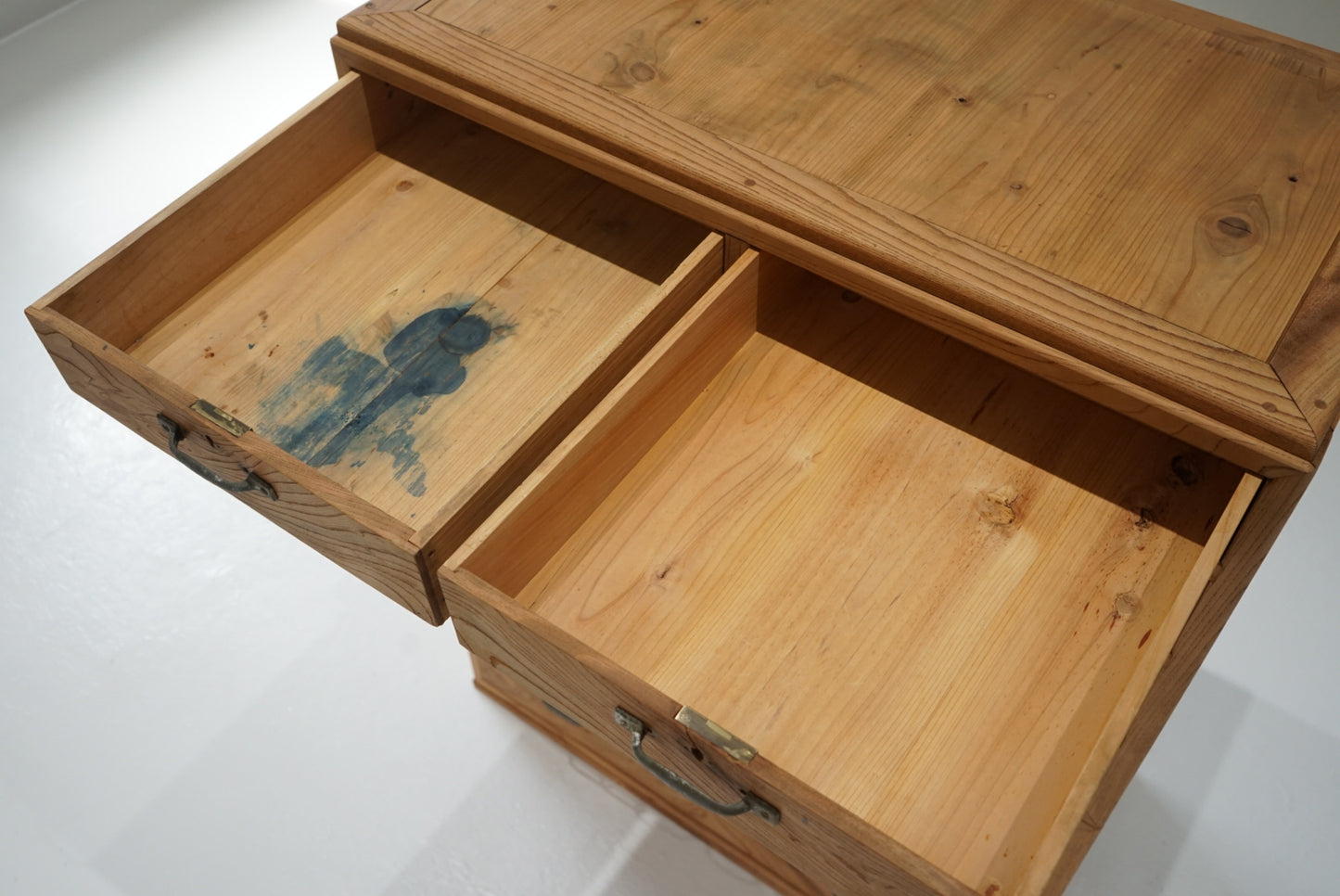 引き出し11杯の収納棚