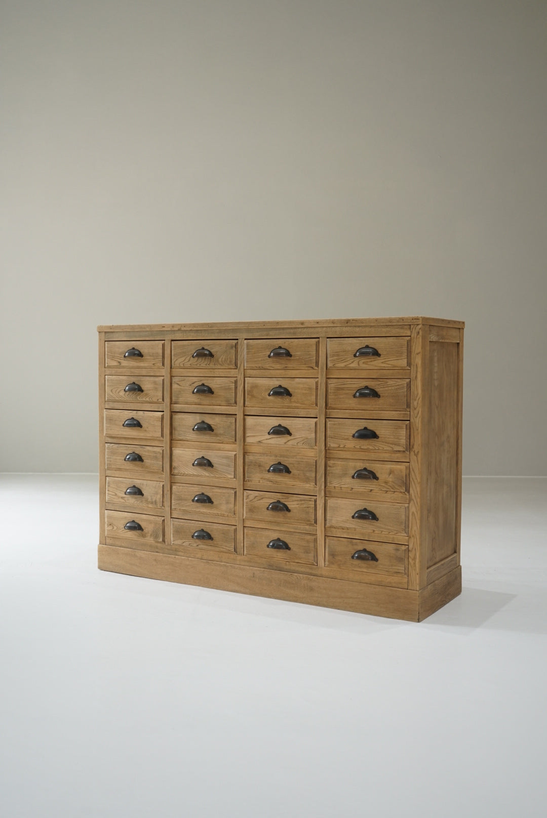 引き出し24杯の収納棚