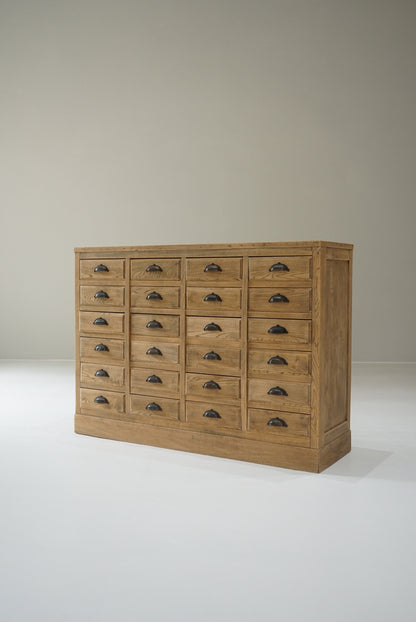 引き出し24杯の収納棚