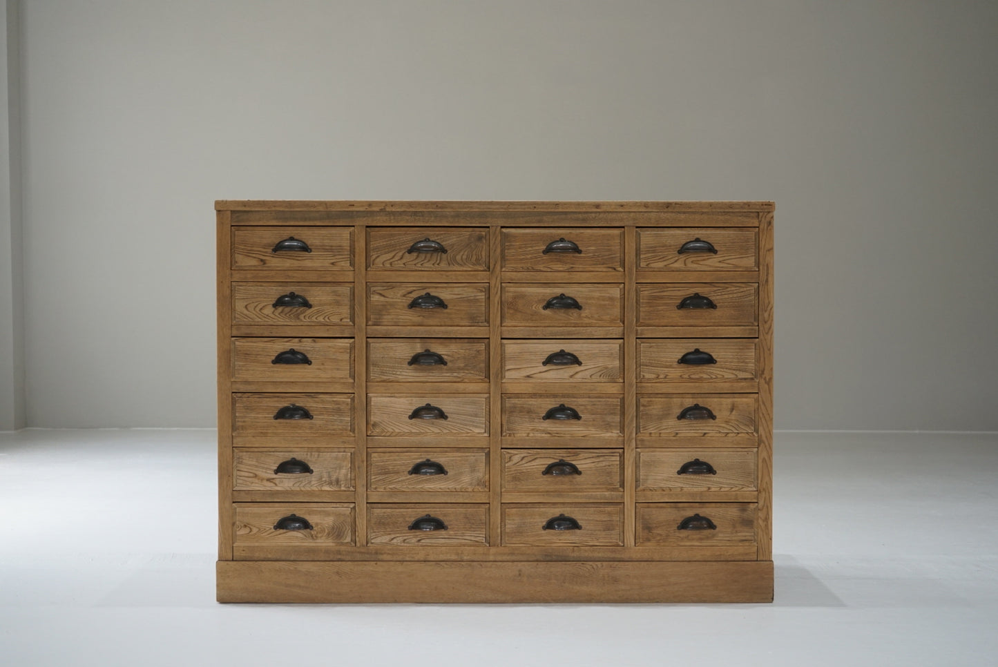 引き出し24杯の収納棚