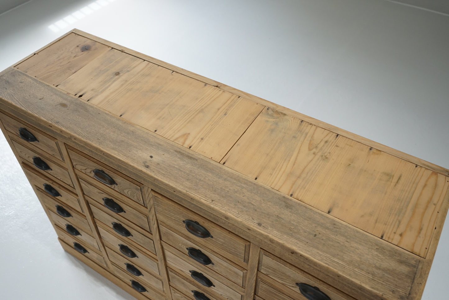 引き出し24杯の収納棚