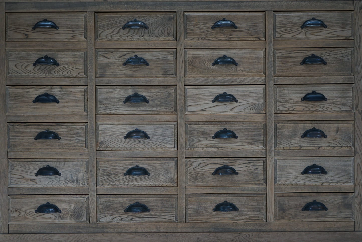 引き出し24杯の収納棚